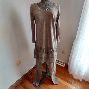 Logo Lori Goldstein top and pants